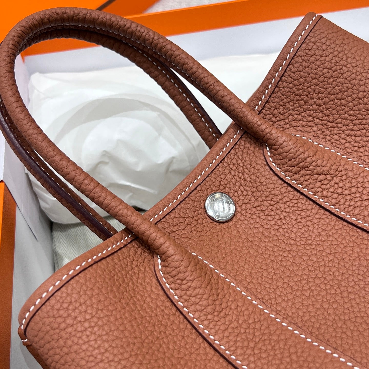 GARDEN PARTY 23CM IN UMBER BROWN CALFSKIN