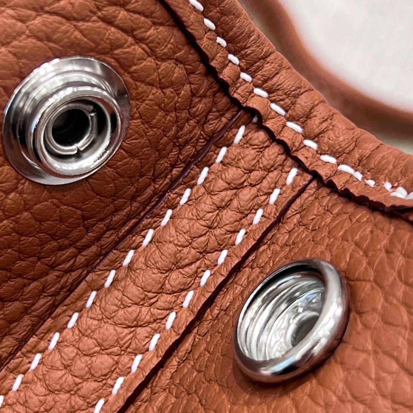 GARDEN PARTY 23CM IN UMBER BROWN CALFSKIN