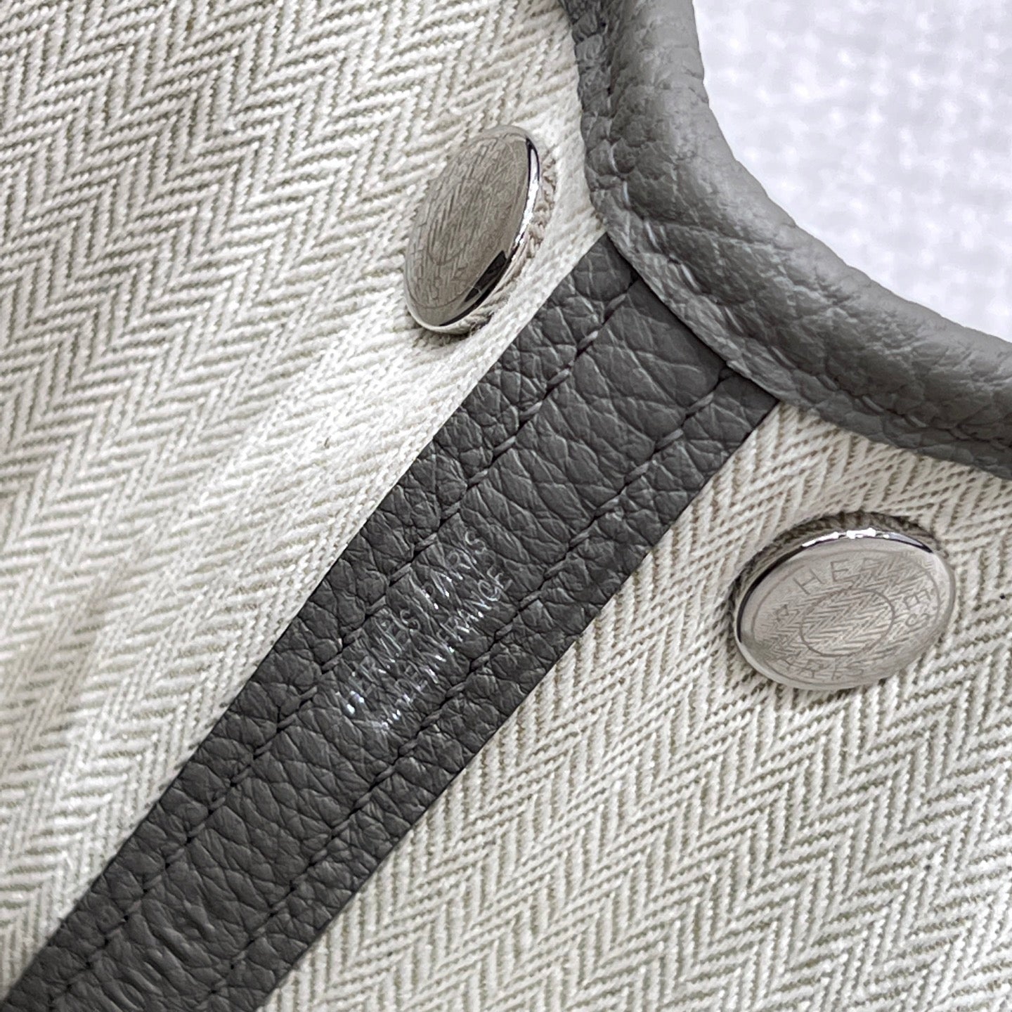 GARDEN PARTY 23CM IN GREY CALFSKIN