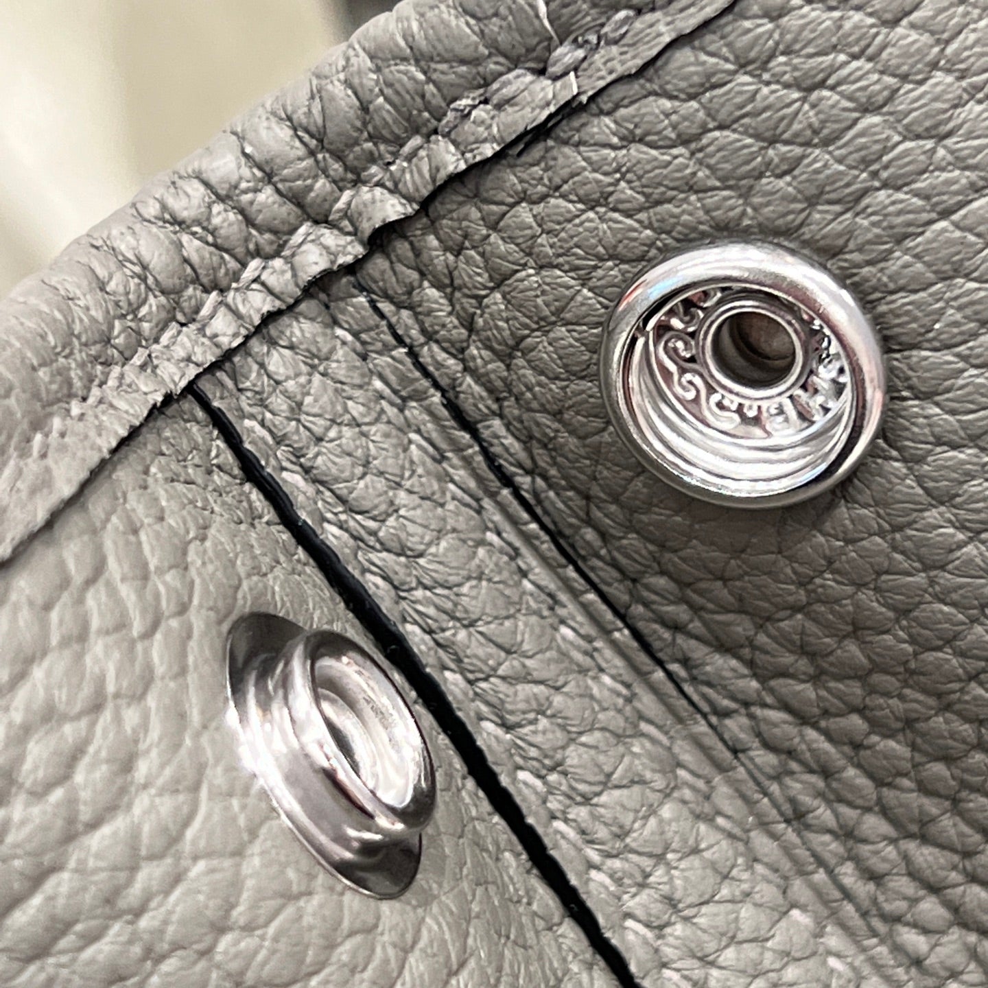 GARDEN PARTY 23CM IN GREY CALFSKIN