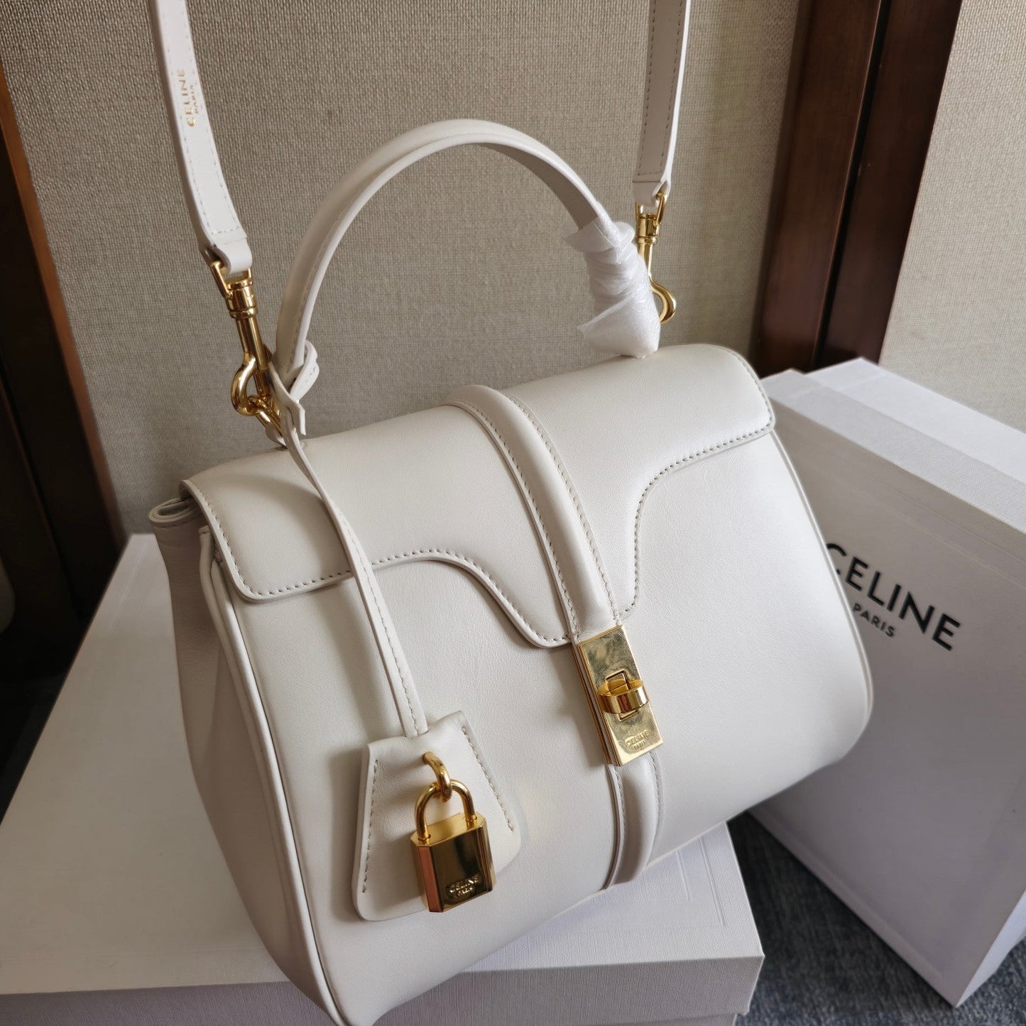 CLASSIQUE BAG 23 IN WHITE CALFSKIN GOLD HARDWARE