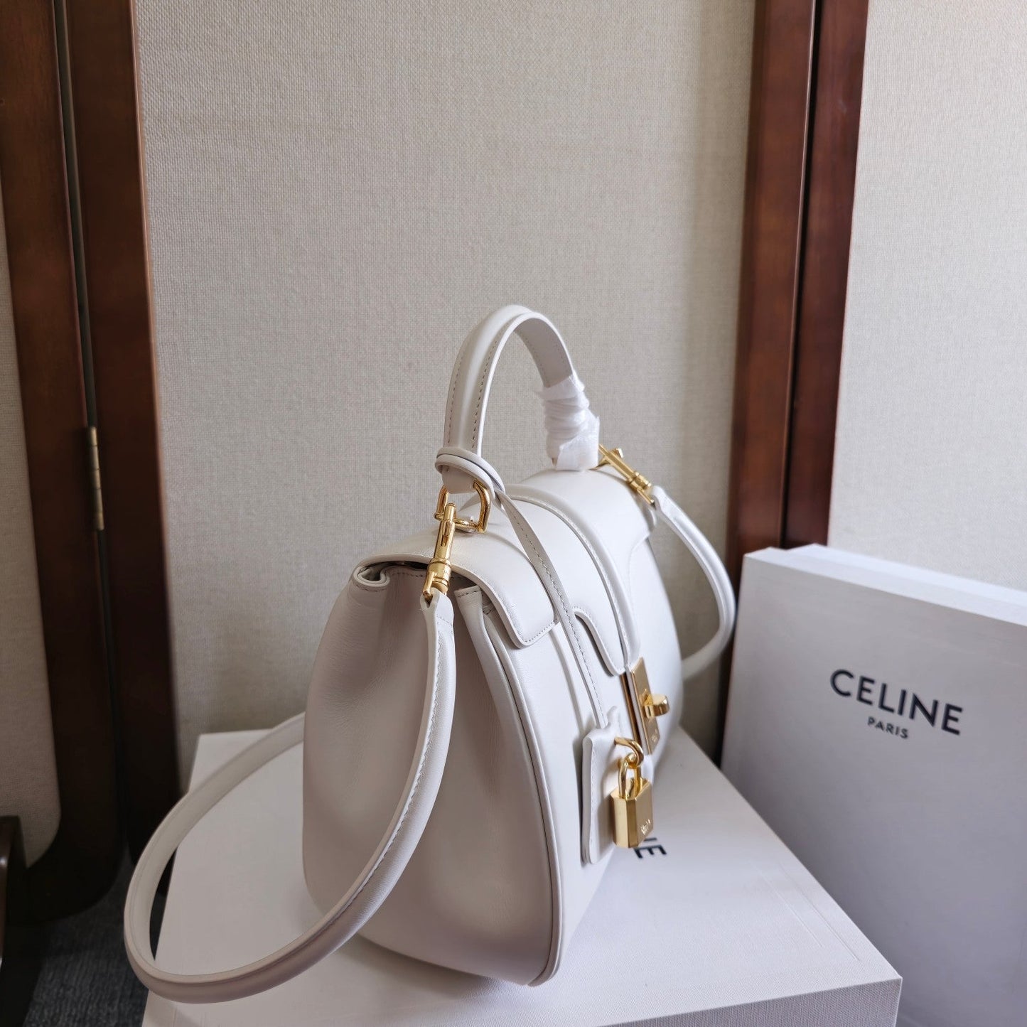 CLASSIQUE BAG 23 IN WHITE CALFSKIN GOLD HARDWARE