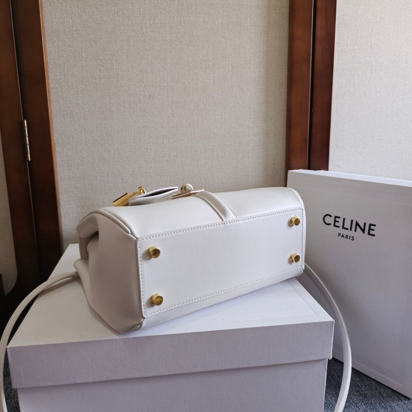 CLASSIQUE BAG 23 IN WHITE CALFSKIN GOLD HARDWARE