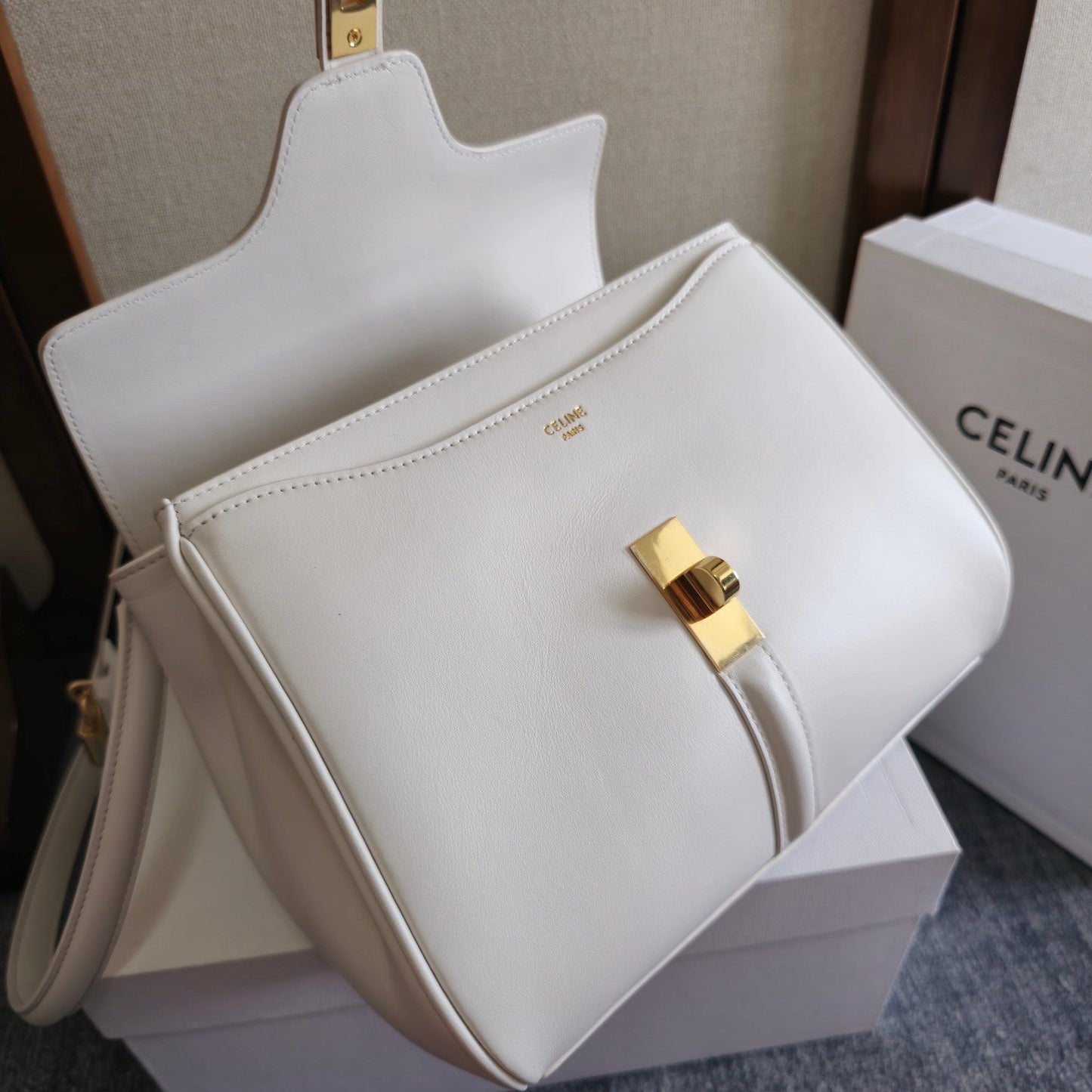 CLASSIQUE BAG 23 IN WHITE CALFSKIN GOLD HARDWARE