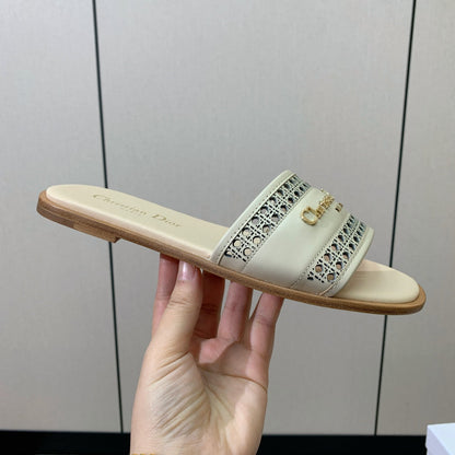 DWAY SLIDE BEIGE CALFSKIN AND GOLD LOGO