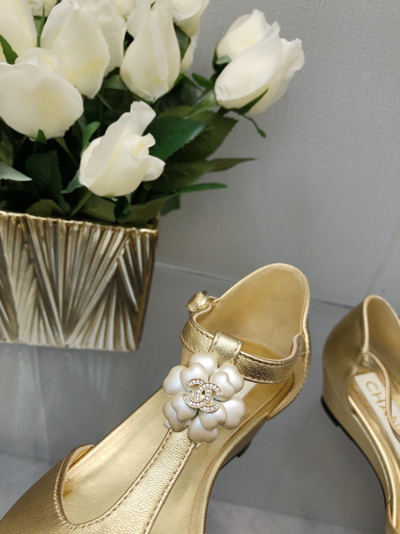 CAMELLIA CAP JANE SANDALS IN GOLD MIX BLACK LAMBSKIN