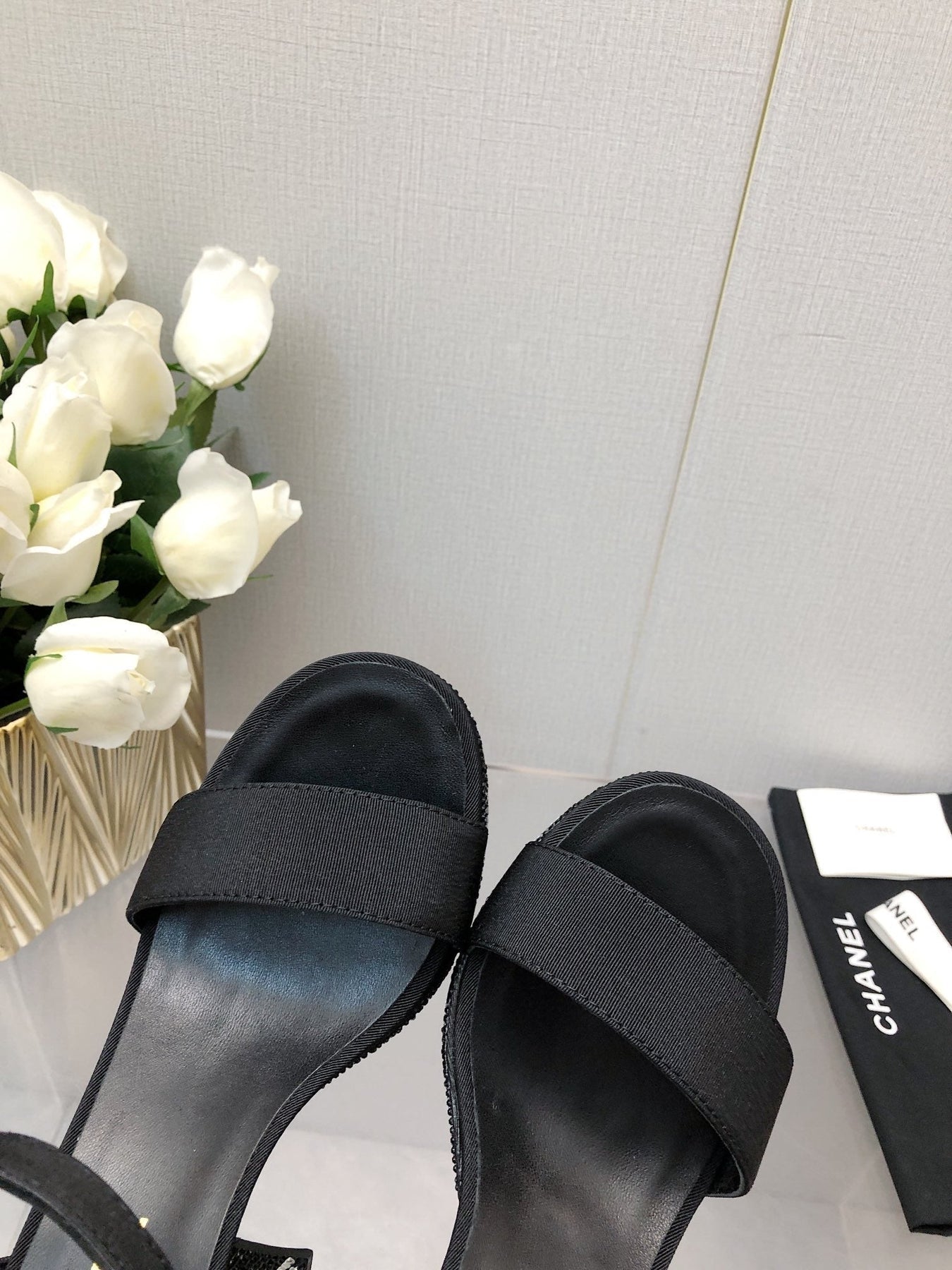BLOCK HEEL WITH CRYSTAL 9 CM SANDAL IN BLACK FABRIC