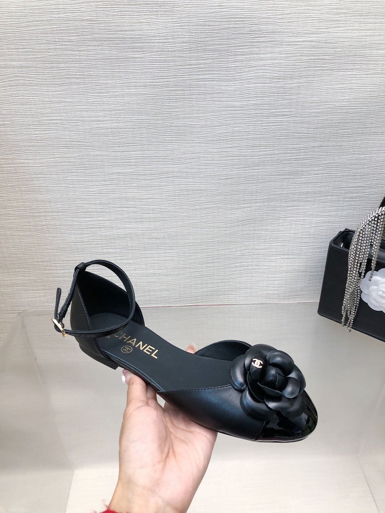 BLACK LAMBSKIN CAMELLIA HOLLOW SANDAL