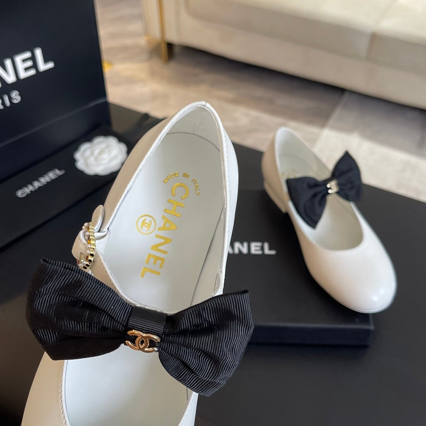 BALLET FLAT WHITE LAMBSKIN WITH BLACK BOW