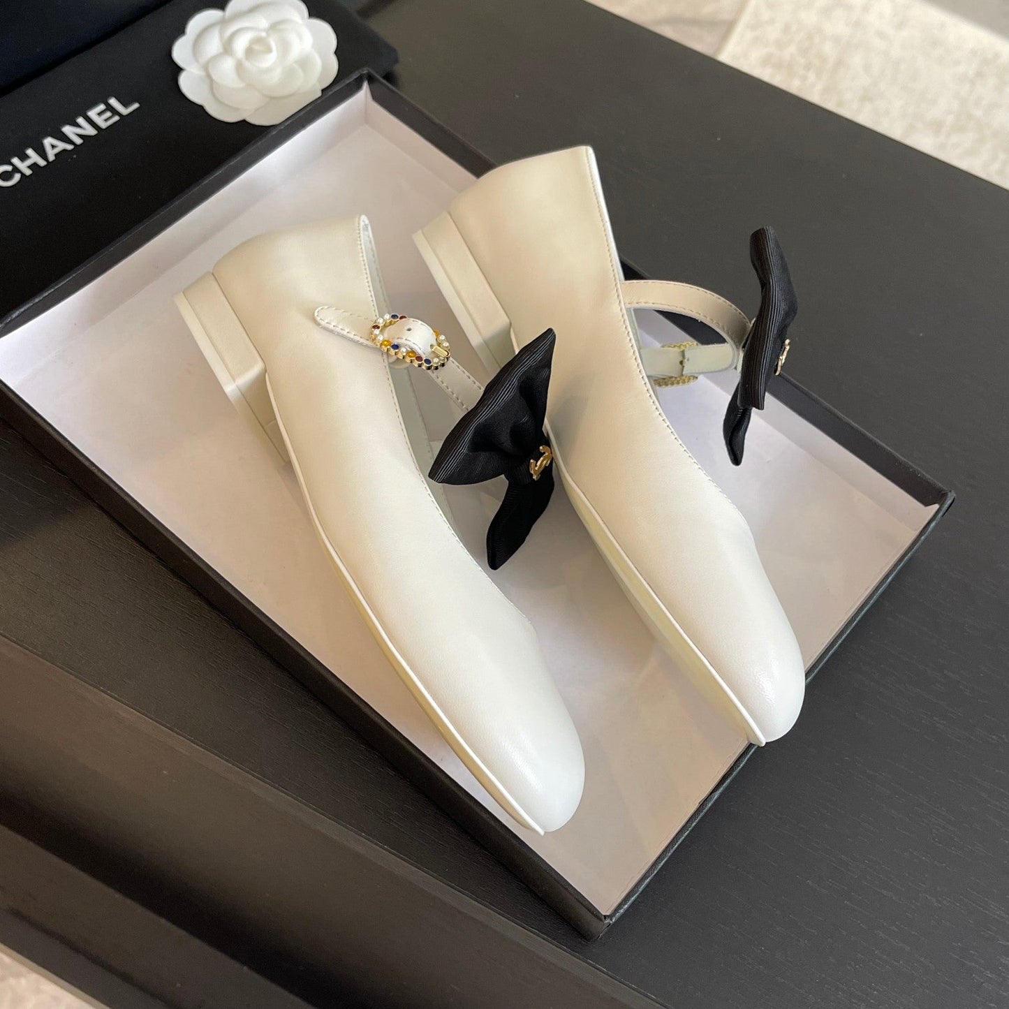 BALLET FLAT WHITE LAMBSKIN WITH BLACK BOW