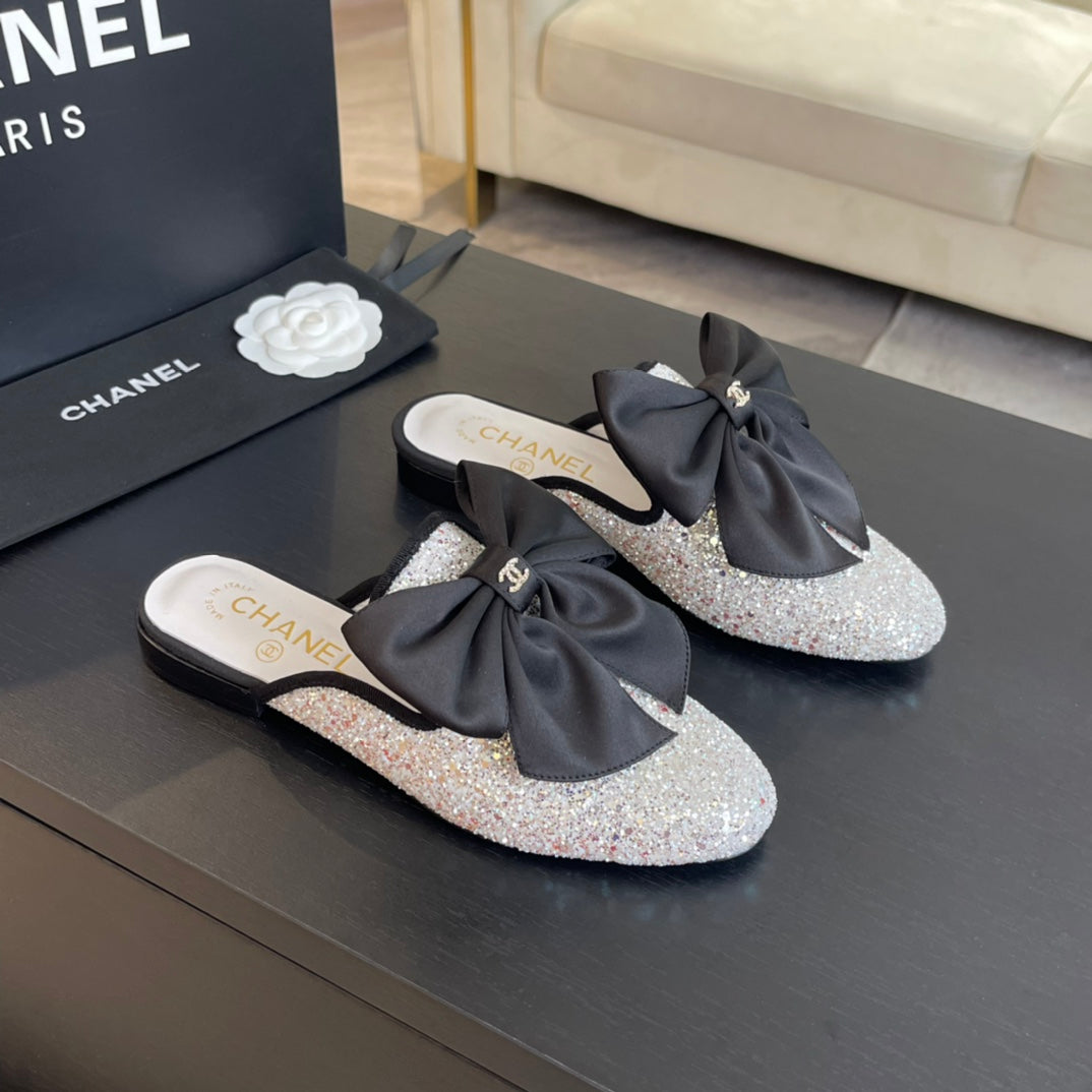 BIG BOW FLAT MULE SANDALS IN WHITE SILK WITH GLITTER SEQUINS