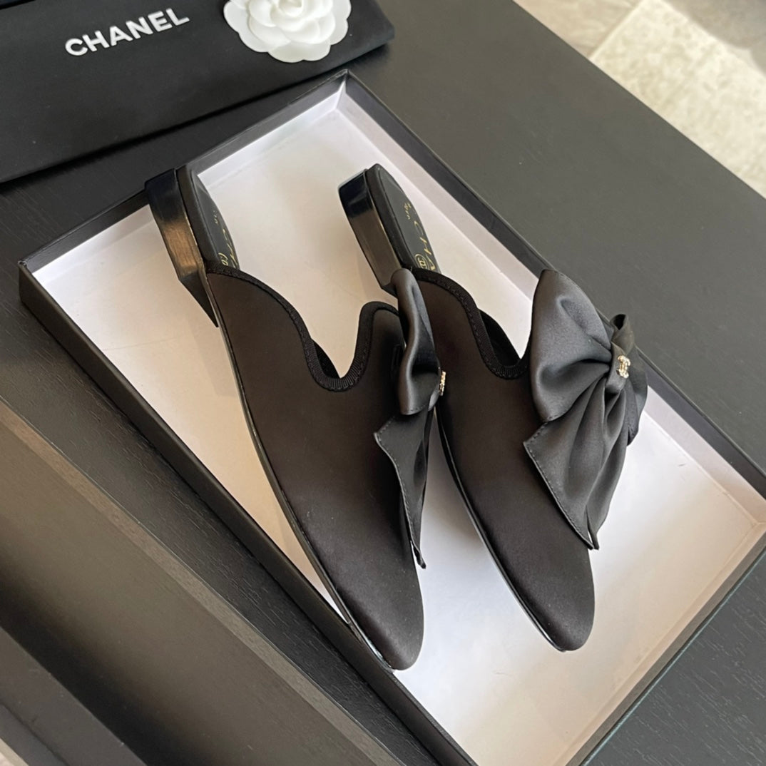 BIG BOW FLAT MULE SANDALS IN BLACK SILK