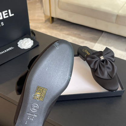 BIG BOW FLAT MULE SANDALS IN BLACK SILK