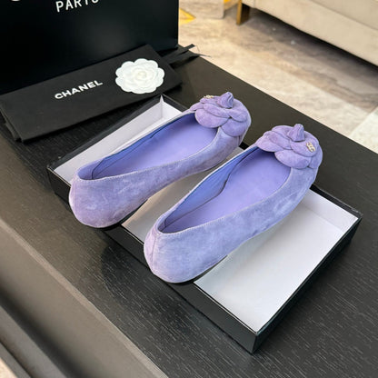 BALLET FLATS IN PASTEL PURPLE SUEDE WITH CAMELLIA