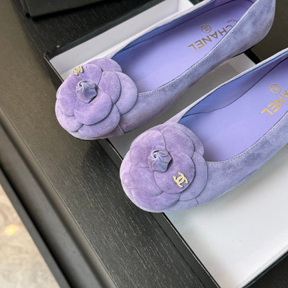 BALLET FLATS IN PASTEL PURPLE SUEDE WITH CAMELLIA