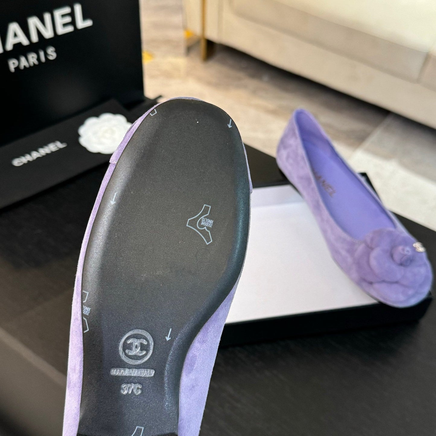 BALLET FLATS IN PASTEL PURPLE SUEDE WITH CAMELLIA