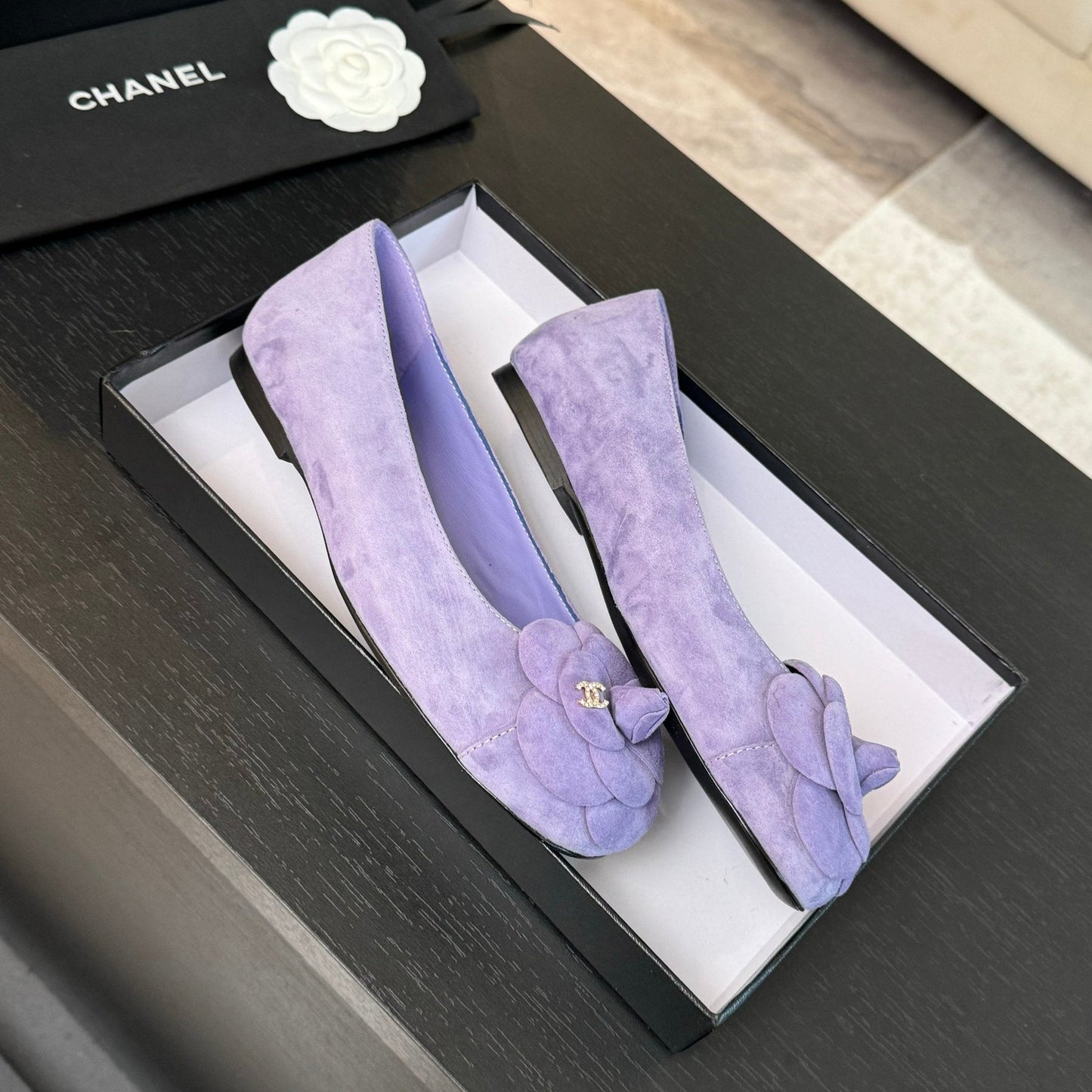 BALLET FLATS IN PASTEL PURPLE SUEDE WITH CAMELLIA