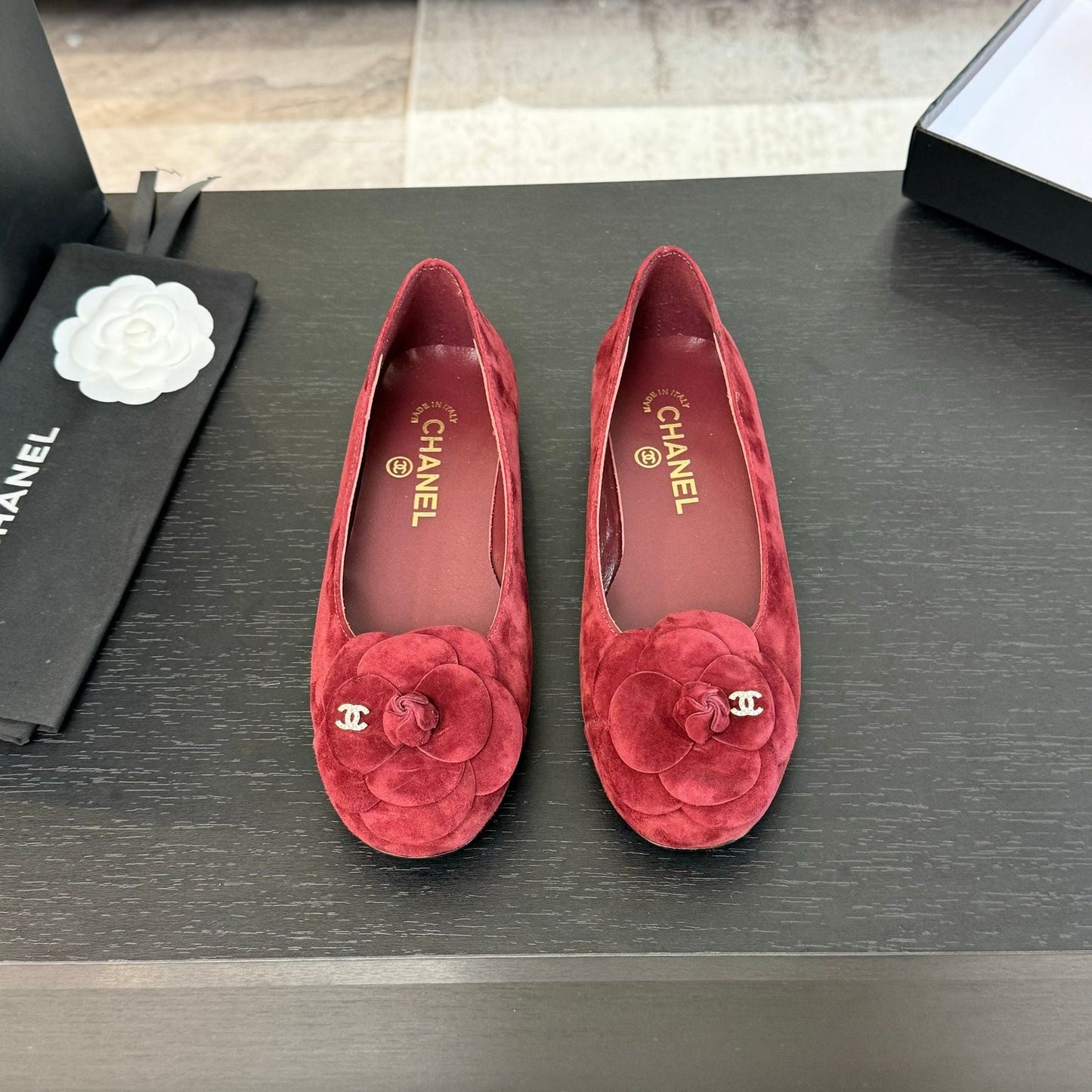 BALLET FLATS IN CLASSIC RED SUEDE WITH CAMELLIA