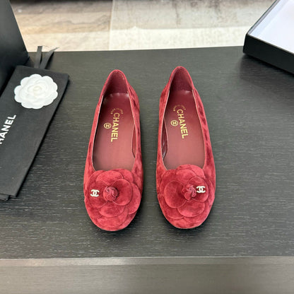 BALLET FLATS IN CLASSIC RED SUEDE WITH CAMELLIA