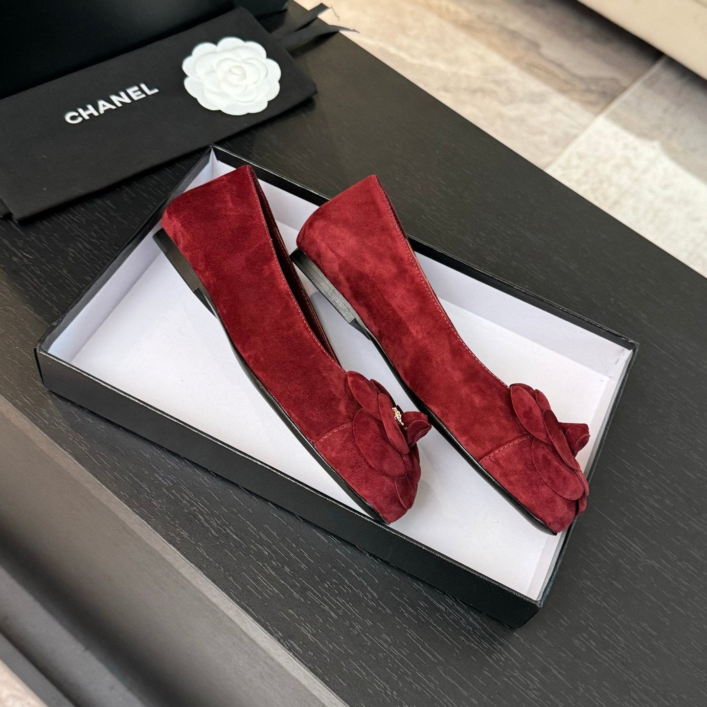 BALLET FLATS IN CLASSIC RED SUEDE WITH CAMELLIA