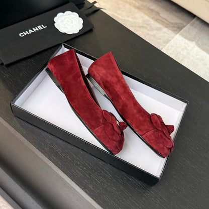 BALLET FLATS IN CLASSIC RED SUEDE WITH CAMELLIA