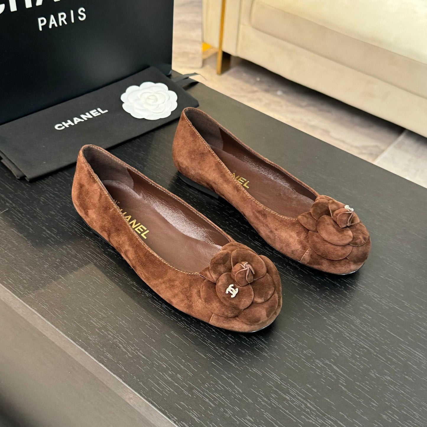 BALLET FLATS IN CHOCOLATE BROWN SUEDE WITH CAMELLIA