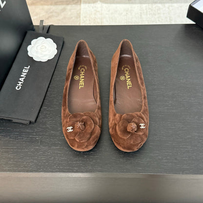 BALLET FLATS IN CHOCOLATE BROWN SUEDE WITH CAMELLIA