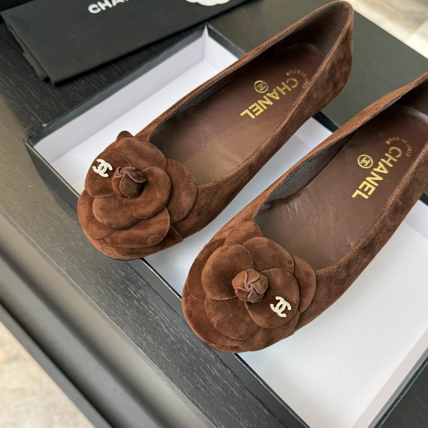 BALLET FLATS IN CHOCOLATE BROWN SUEDE WITH CAMELLIA