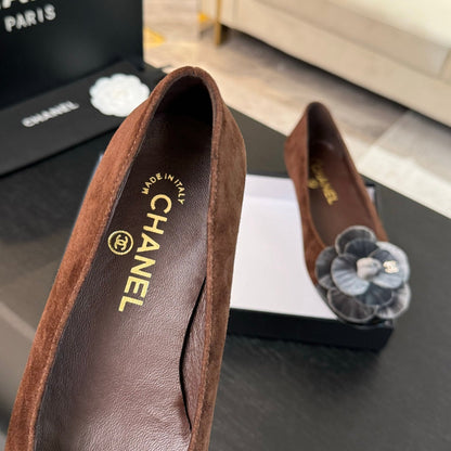 BALLET FLATS IN CHOCOLATE BROWN SUEDE WITH SILVER CAMELLIA