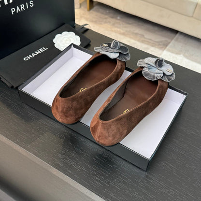 BALLET FLATS IN CHOCOLATE BROWN SUEDE WITH SILVER CAMELLIA