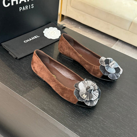 BALLET FLATS IN CHOCOLATE BROWN SUEDE WITH SILVER CAMELLIA