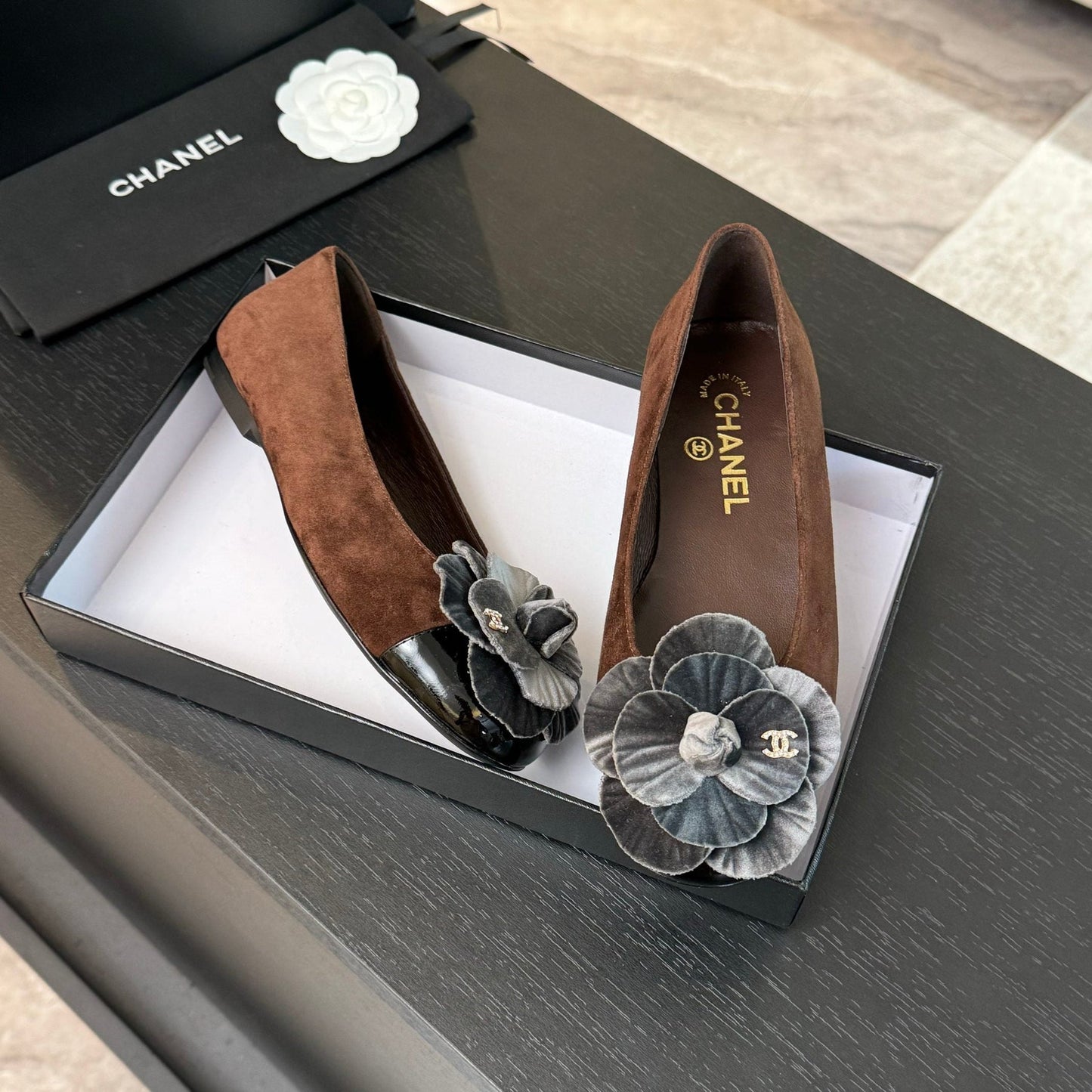 BALLET FLATS IN CHOCOLATE BROWN SUEDE WITH SILVER CAMELLIA
