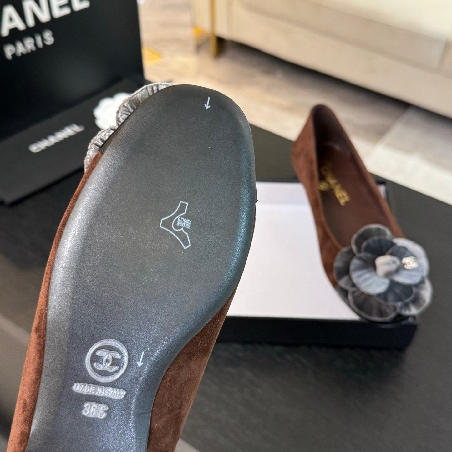 BALLET FLATS IN CHOCOLATE BROWN SUEDE WITH SILVER CAMELLIA