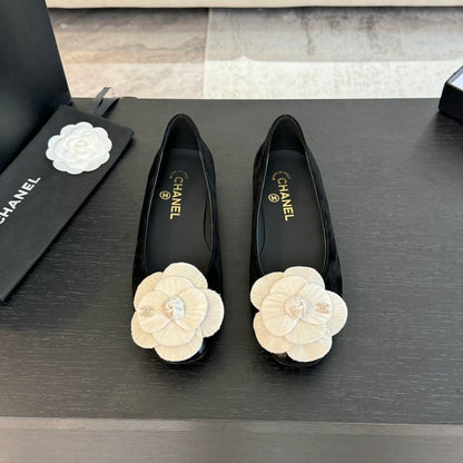 BALLET FLATS IN BLACK SUEDE WITH WHITE CAMELLIA