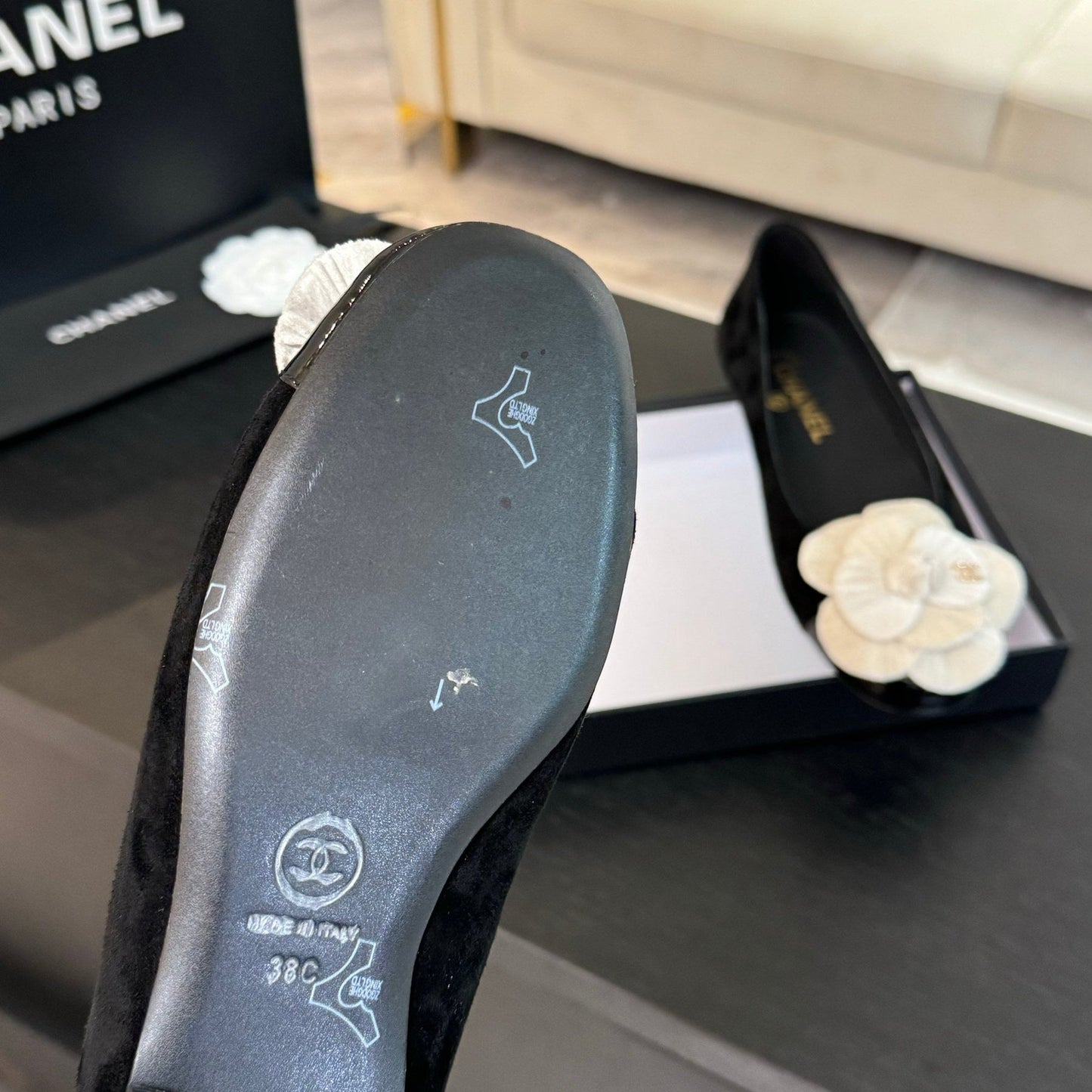BALLET FLATS IN BLACK SUEDE WITH WHITE CAMELLIA