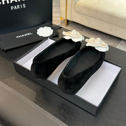 BALLET FLATS IN BLACK SUEDE WITH WHITE CAMELLIA