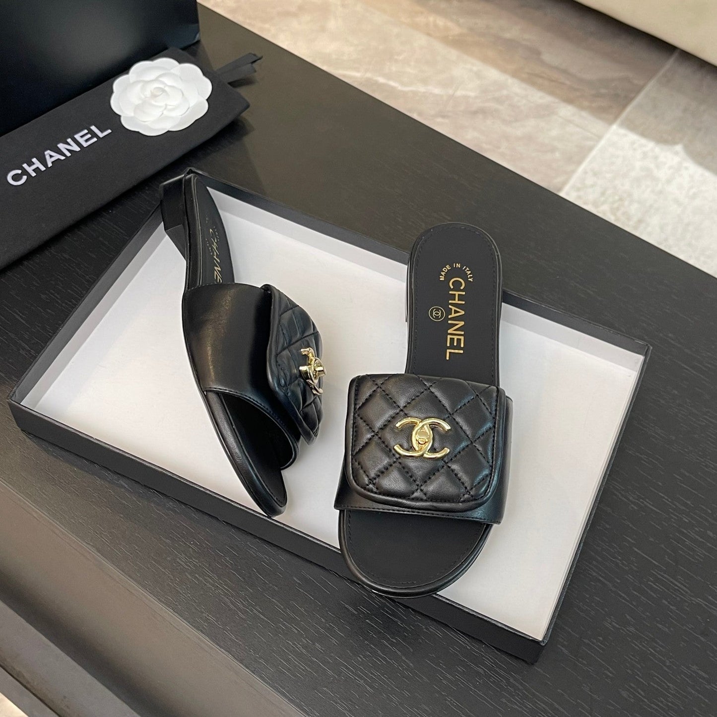 FLAT MULE IN BLACK LAMBSKIN