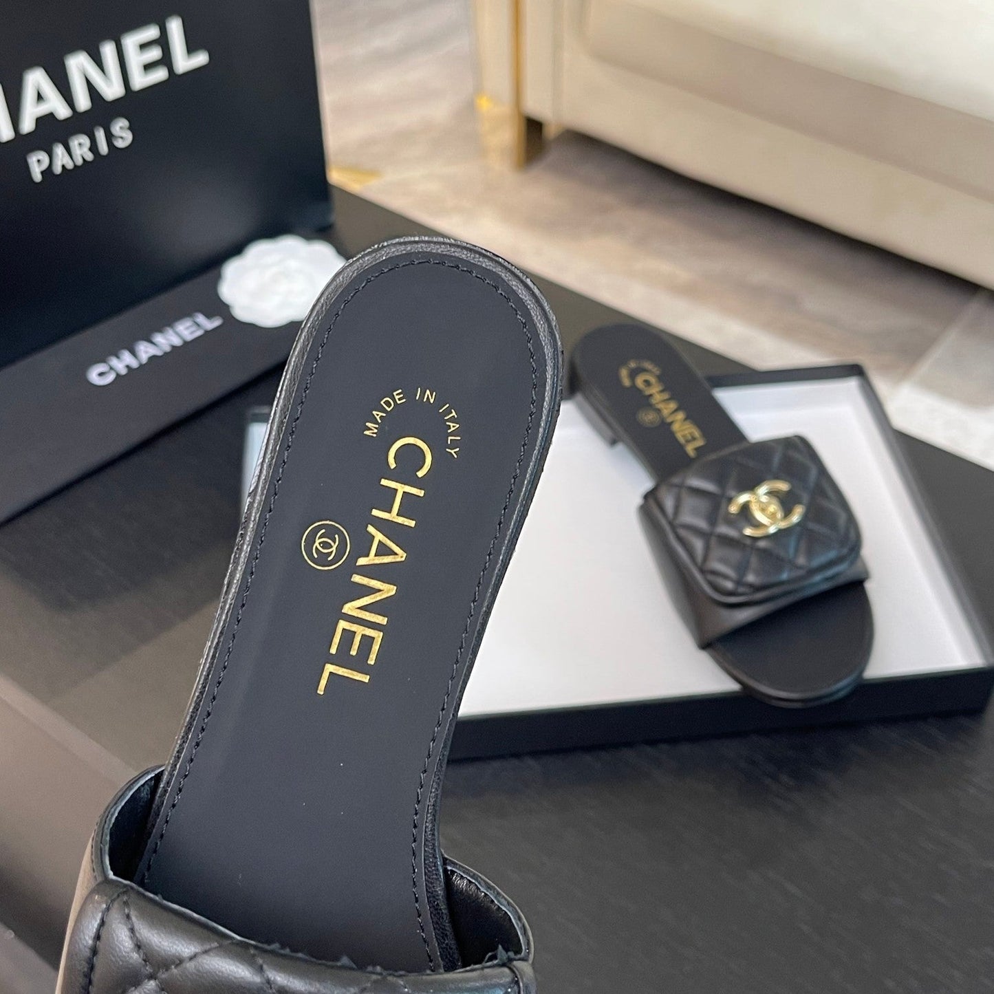 FLAT MULE IN BLACK LAMBSKIN