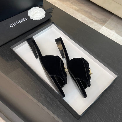 FLAT MULE IN BLACK VELVET