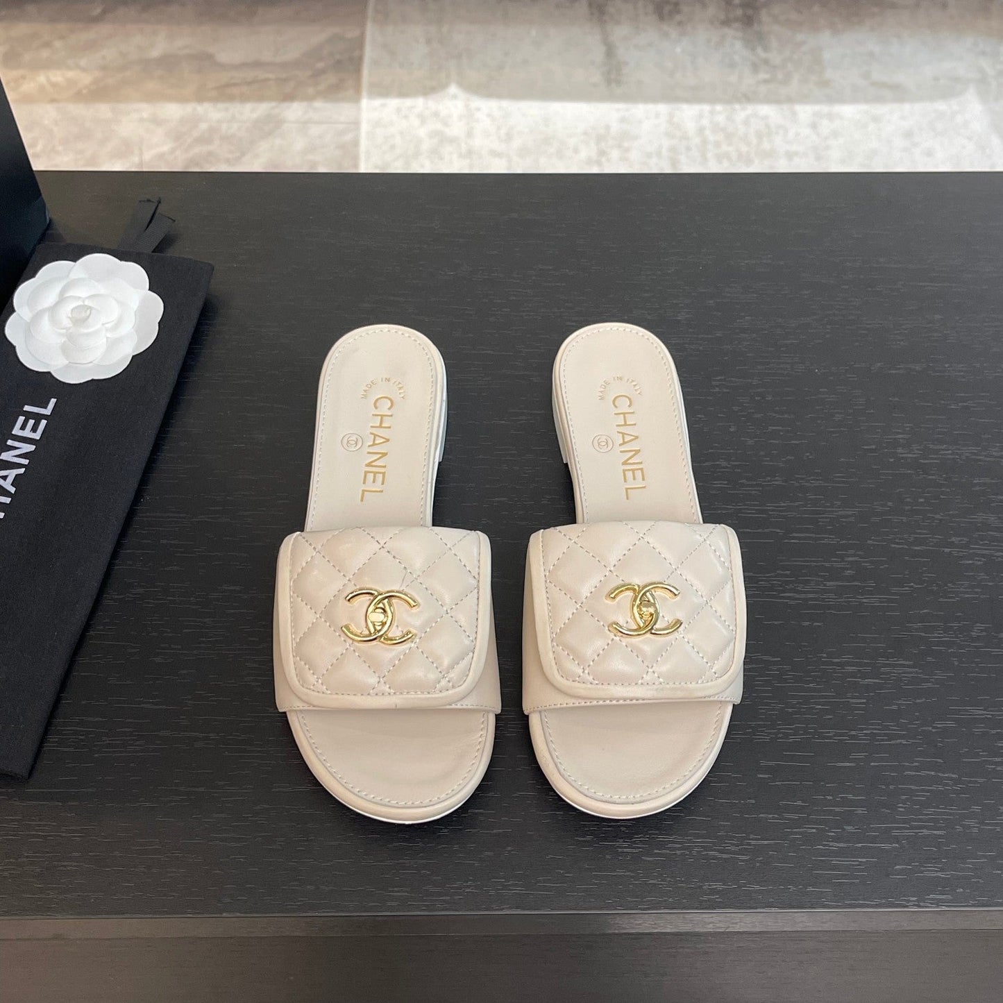 FLAT MULE IN WHITE LAMBSKIN