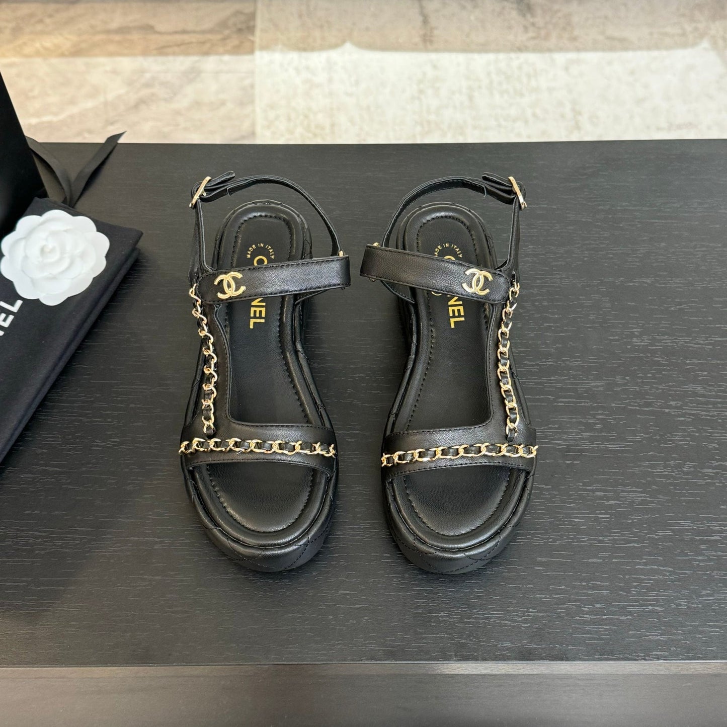 FLAT SANDALS IN BLACK LAMBSKIN WITH GOLD CHAIN