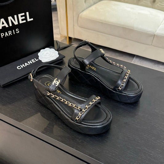 FLAT SANDALS IN BLACK LAMBSKIN WITH GOLD CHAIN