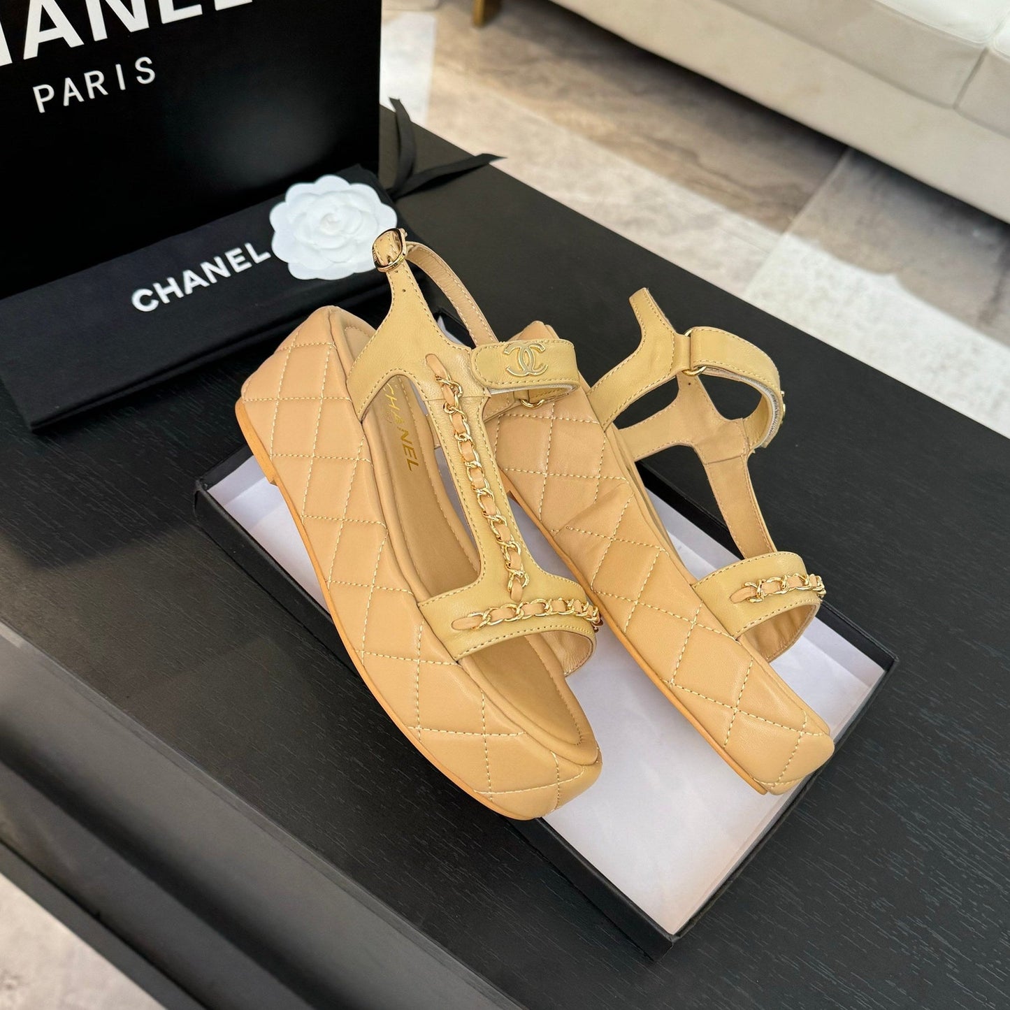 FLAT SANDALS IN PEANUT BROWN LAMBSKIN WITH GOLD CHAIN