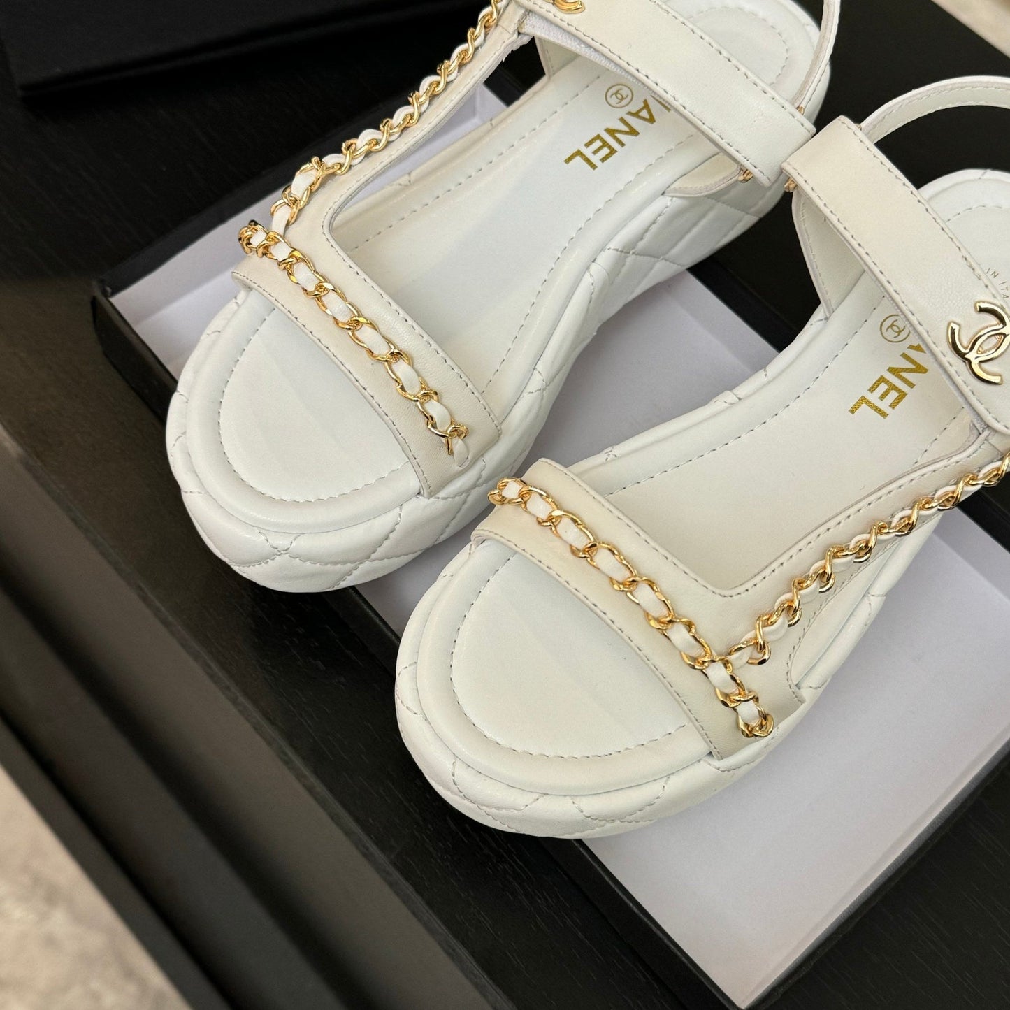 FLAT SANDALS IN WHITE LAMBSKIN WITH GOLD CHAIN