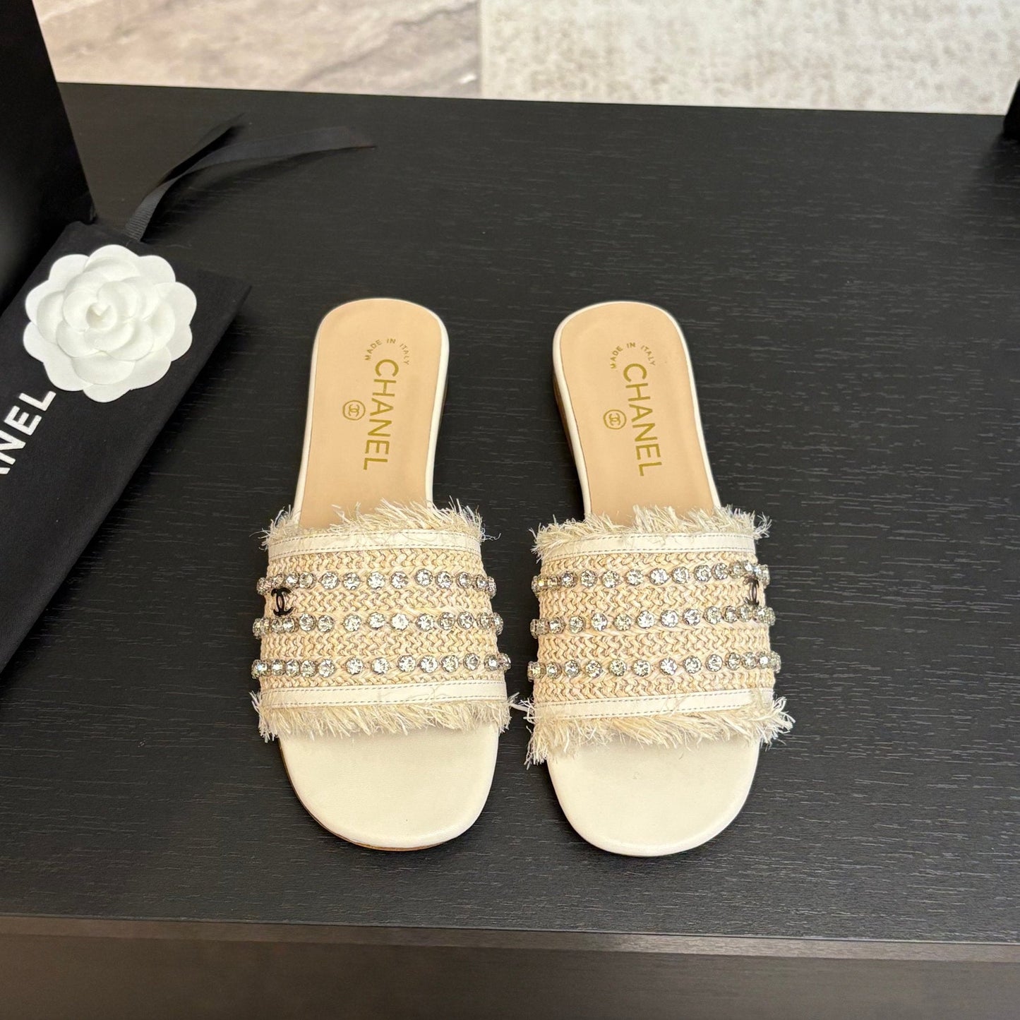 FLAT SANDALS BEIGE AND WHITE WITH CRYSTALS