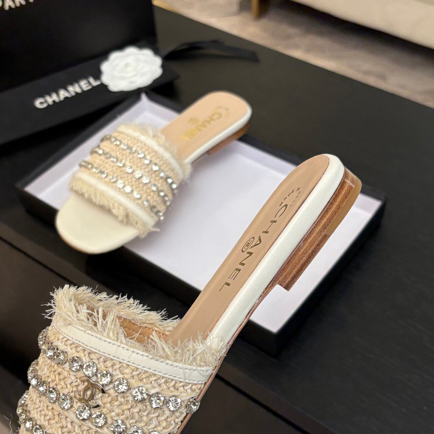 FLAT SANDALS BEIGE AND WHITE WITH CRYSTALS