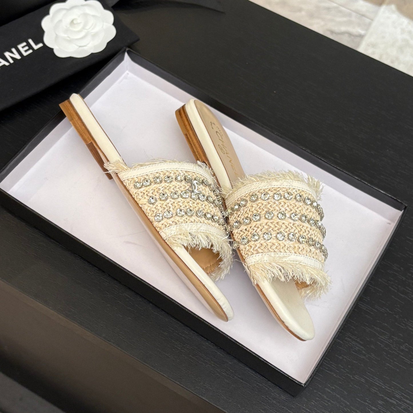FLAT SANDALS BEIGE AND WHITE WITH CRYSTALS