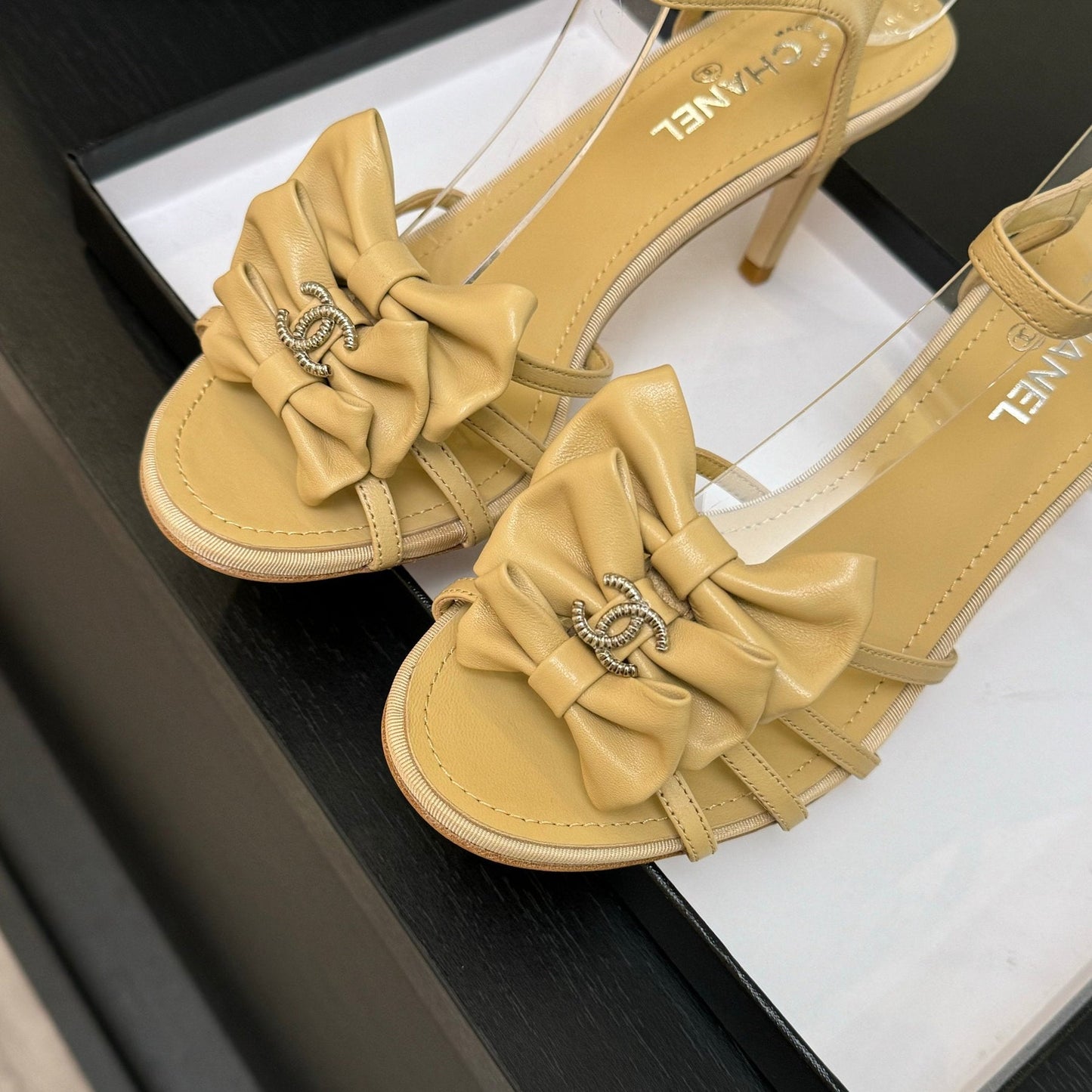 HIGH HEEL SANDAL WITH BOW IN BEIGE LAMBSKIN