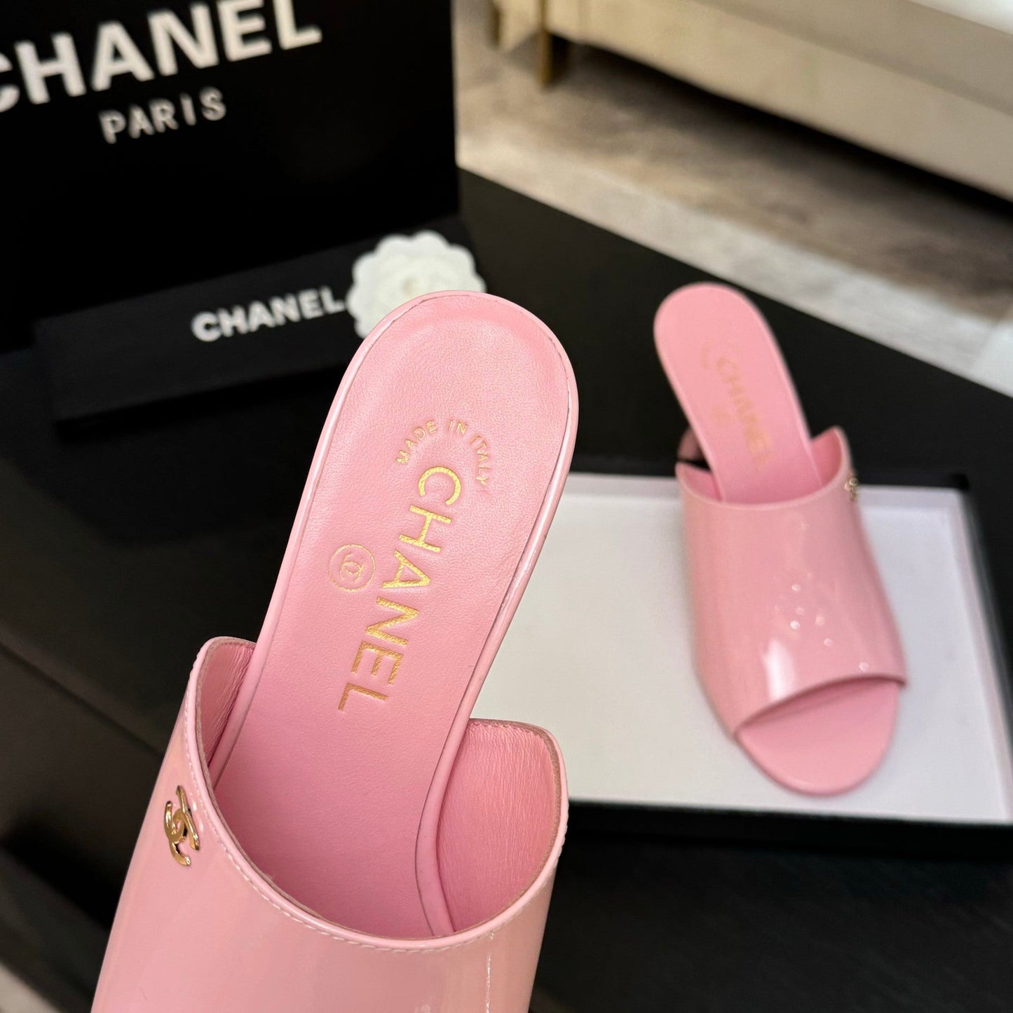 PEEP TOE MULE 85MM IN PINK PATENT CALFSKIN