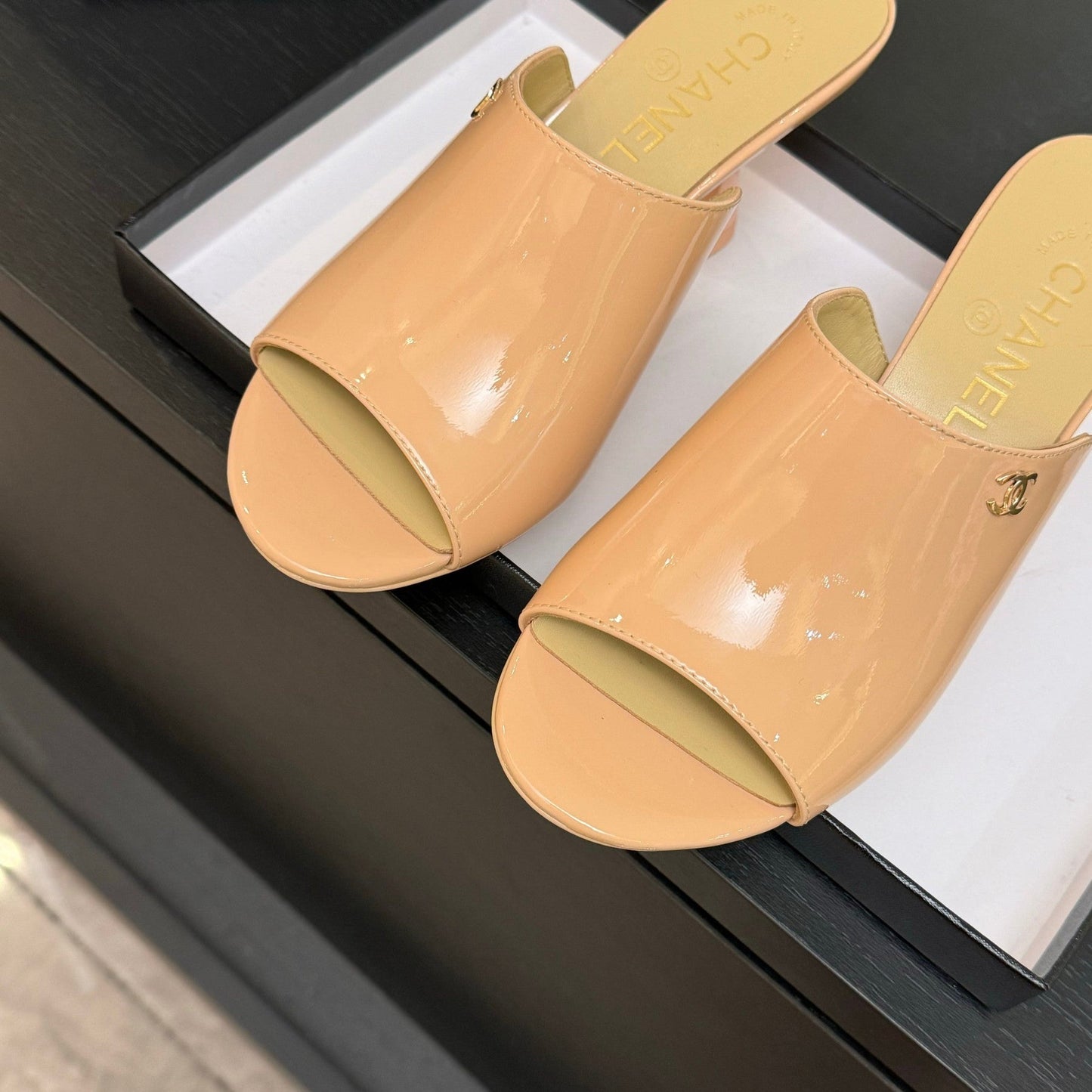 PEEP TOE MULE 85MM IN APRICOT ORANGE PATENT CALFSKIN